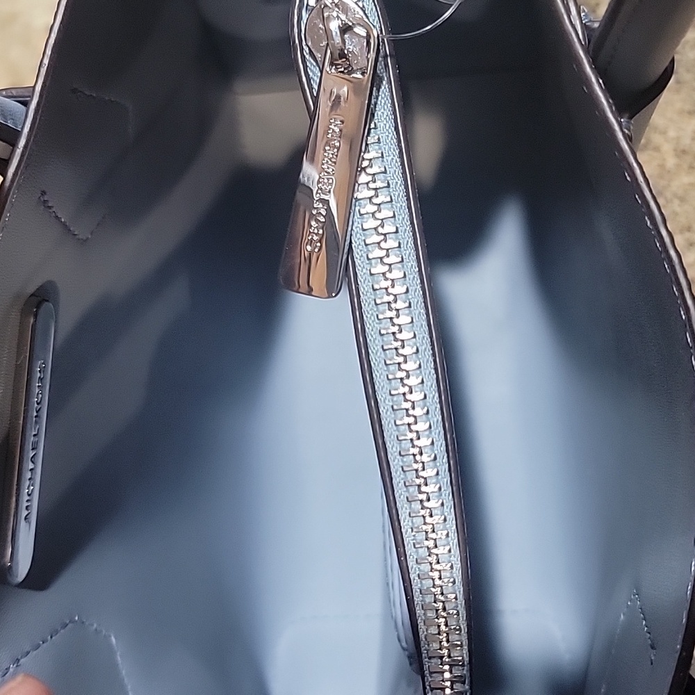 Michael Kors NWT Mercer Pebbled Leather Crossbody Bag IN PALE BLUE - Picture 5 of 8